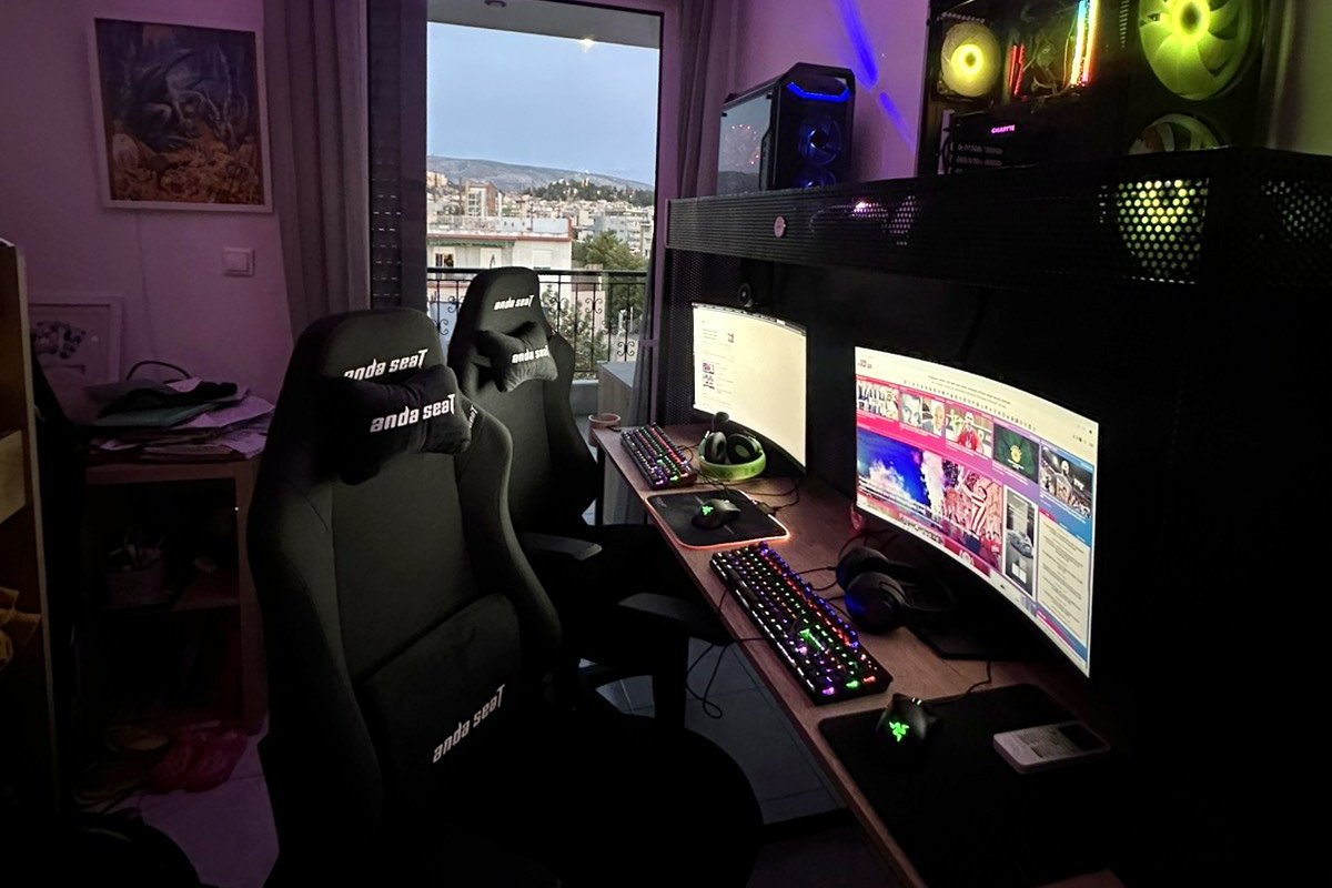 Playroom με διπλά καθίσματα, curved οθόνη και θέα την πόλη