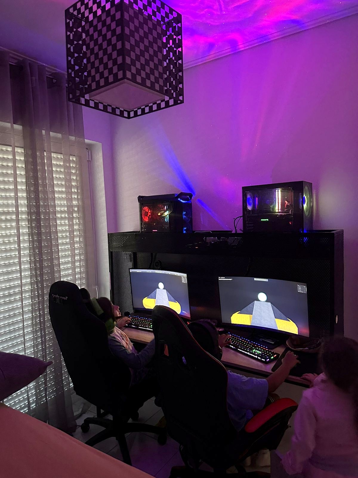 Παιδιά και ενήλικες παίζουν μαζί στο playroom