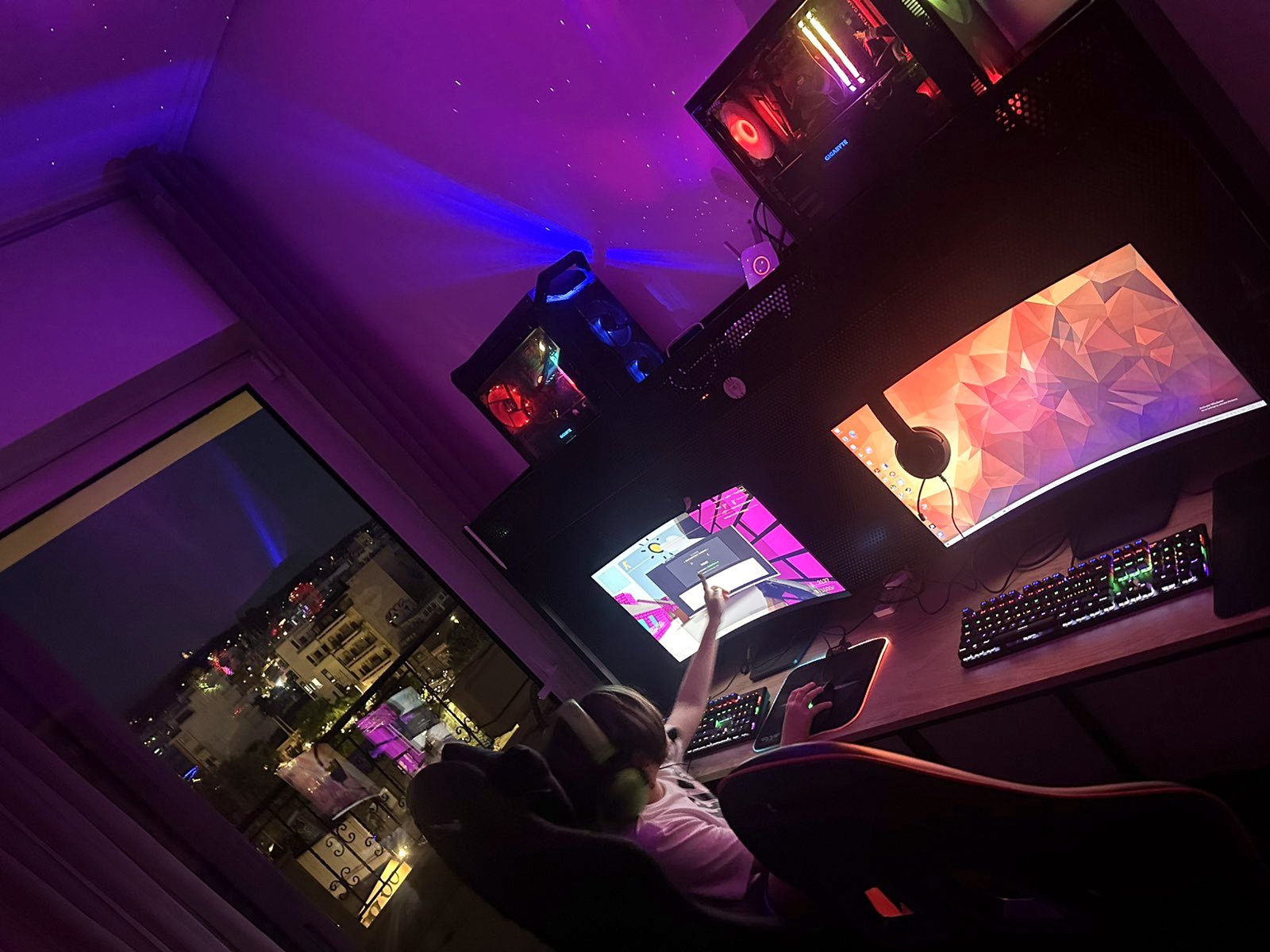 Παιχνίδι σε gaming σταθμό με θέα την πόλη