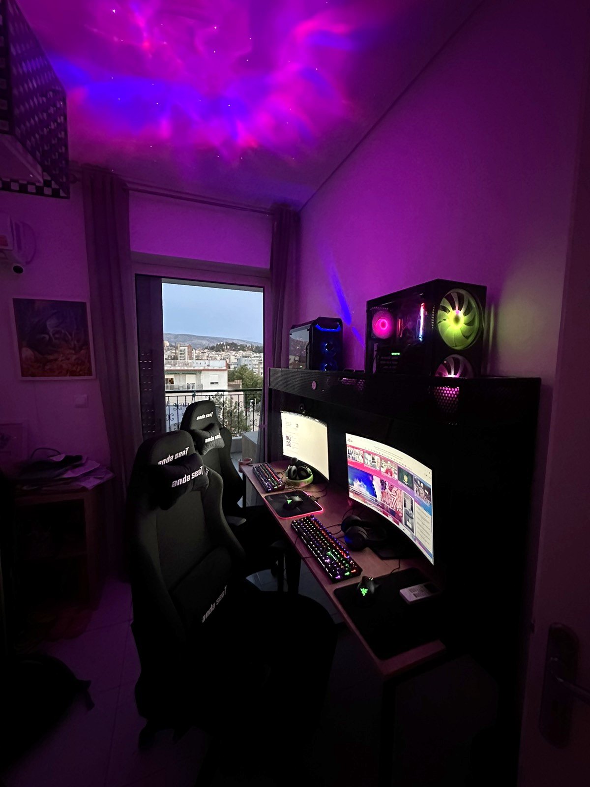 Gaming playroom με RGB υπολογιστές και galaxy φωτισμό