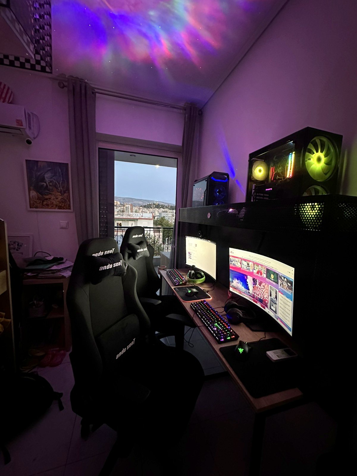 Playroom setup με διπλό gaming PC και curved οθόνες